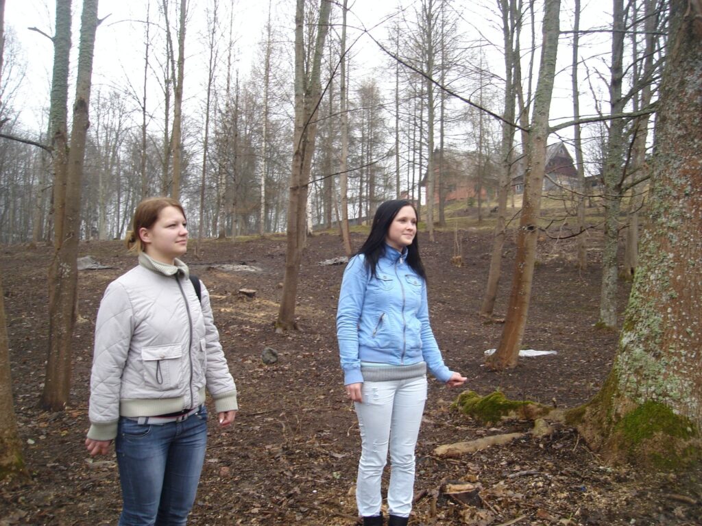 Izmaiņas Vecajā parkā pamanījušas arī Zane Priedīte (no labās) un Rasma Boļša. Nokūstot sniegam, smiltenieši novērtē ziemas mēnešos parkā izkopto ainavu. 
Autors: Sandra Pētersone