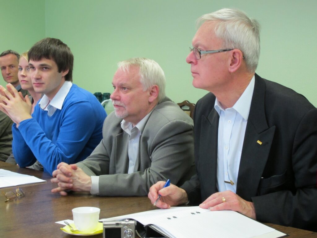 Tomass Lundens no Stokholmas universitātes Zviedrijā (pirmais no kreisās) kopā ar Valgas domes ārējo sakaru speciālistu Raineru Kutma un mēru Ivaru Untu pārliecinājās, ka sadarbība starp dvīņu pilsētām devusi pozitīvu rezultātu.
Autors: Inga Karpova