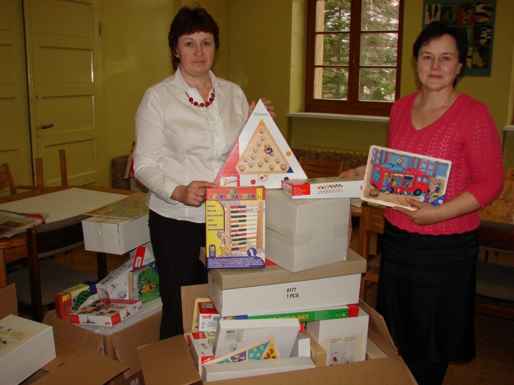 “Puzles, koka rotaļlietas, ceļazīmju un mūzikas instrumentu komplekts,” Launkalnes pamatskolas direktorei Inārai Grundānei (no labās) pārsteigumā pat pietrūkst vārdu, lai nosauktu visas tās aizraujošās spēles un mācību materiālus, ko ceturtdien dalīja projekta vadītāja asistente Alda Miķe.
Autors: Sandra Pētersone