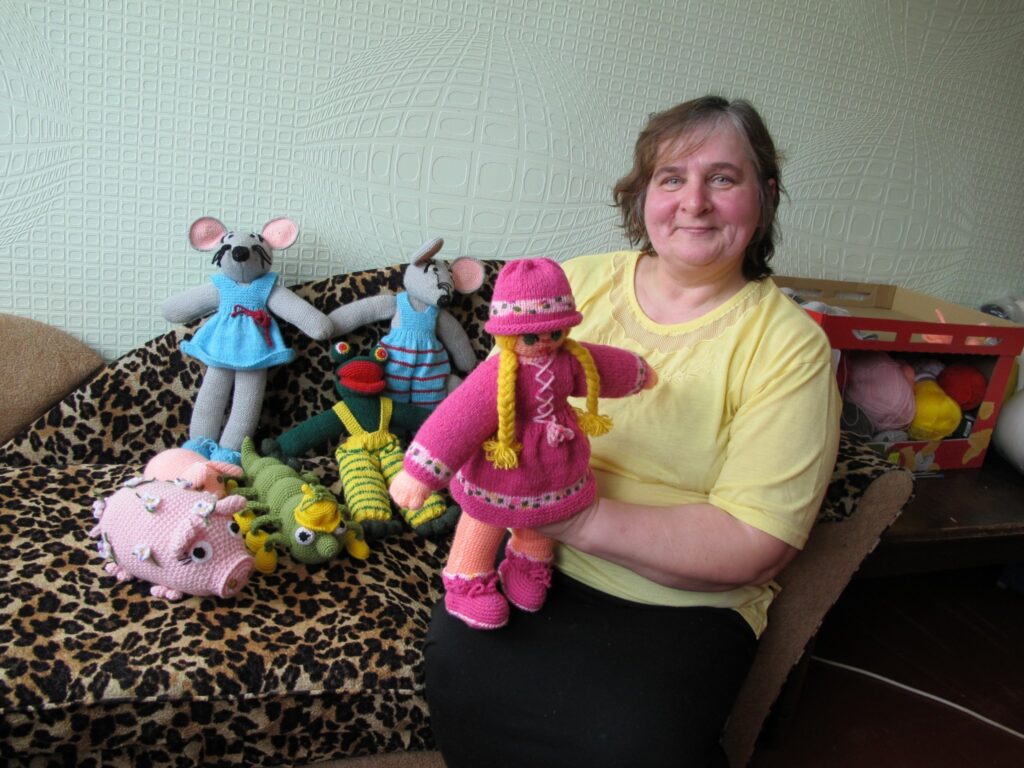 Valcēniete Zinaida Rozenfelde zeķu un cimdu adīšanu   nomainījusi pret tamborētu un adītu rotaļlietu meistarošanu.
Autors: Ingūna Johansone