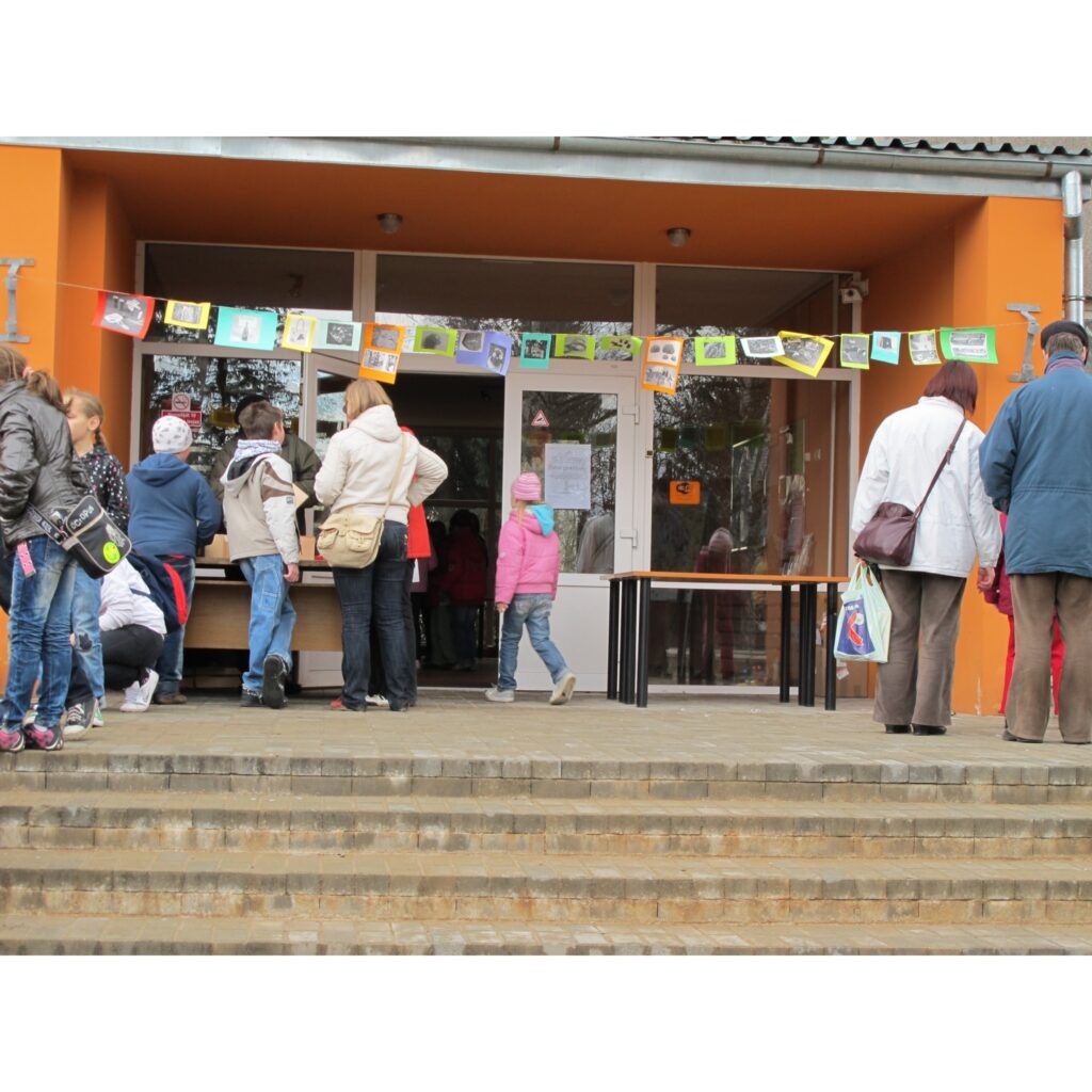 Dienu pirms Lielās talkas Valkā notiek dažādi brīnumi: koki spēlē dambreti, kastes piedalās Riču – raču turnīrā, pudeles un vējš veido pasakainus burbuļus, vecas lietas pārtop par mākslas darbiem, bet parasti dēļi – par mājām putnu...
Autors: Aldis Dubļāns