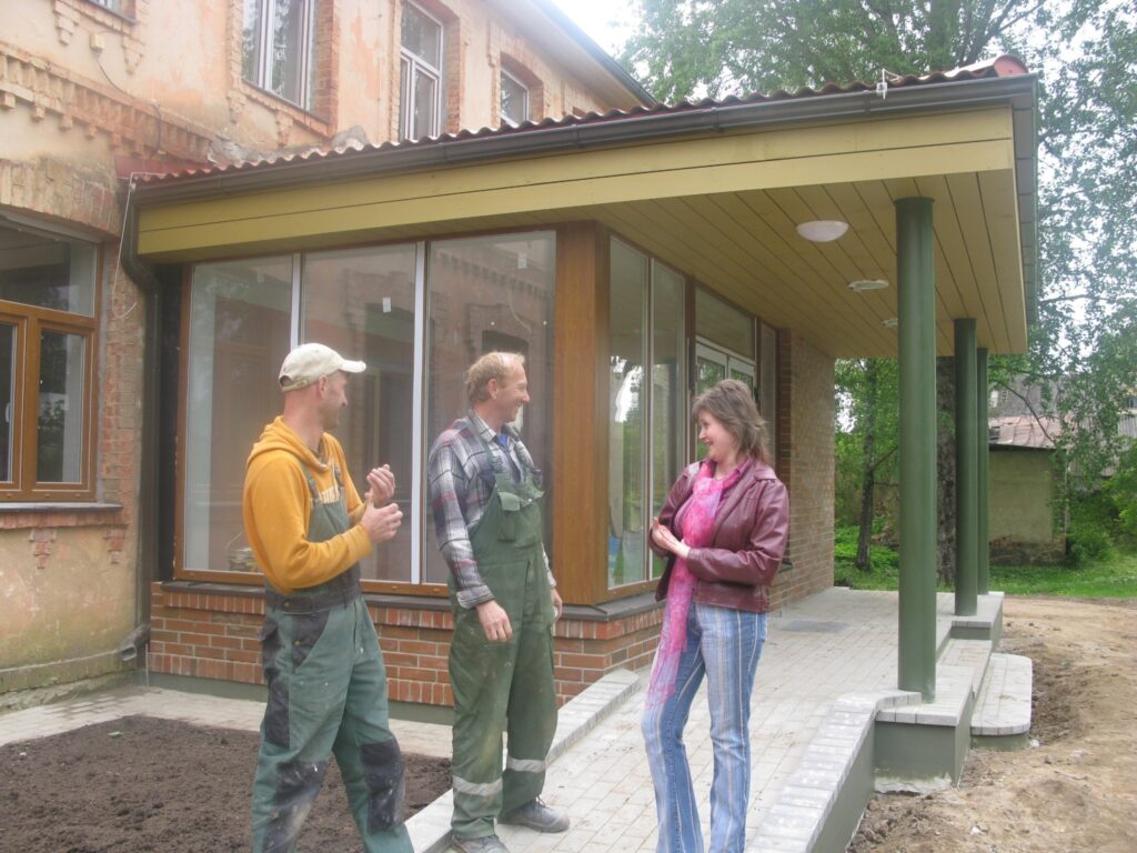 Strenču kultūras nama direktore Daiga Beitika kopā ar firmas “Vidzemes energoceltnieks” brigadieri Gati Miglānu (no kreisās) un Raimondu Artemjevu secina, ka  ēkas jaunais ieejas mezgls ir viena no šobrīd redzamākajām pārmaiņām kultūras nama rekonstrukcijā.
Autors: Sandra Pētersone