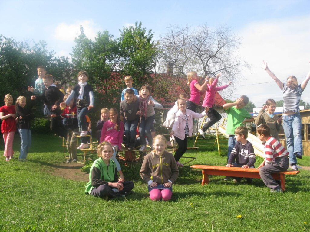 Ar sajūsmu Smiltenes Centra vidusskolas jaunāko klašu skolēni gaida vasaras brīvlaiku. Šajā laikā daudzi no viņiem domā apmeklēt nometnes un darboties brīvā laika pavadīšanas klubiņos.
Autors: Santa Sinka