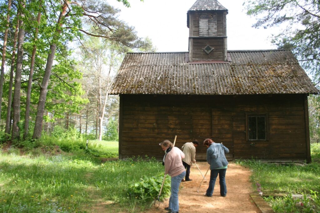 Pašlaik Valkas pagastā nodarbinātie 100 latu stipendiāti turpina kapu sakopšanu, bet drīzumā arī vēsturiskā kapliča kļūs skaistāka.
Autors: Aivars Zilbers
