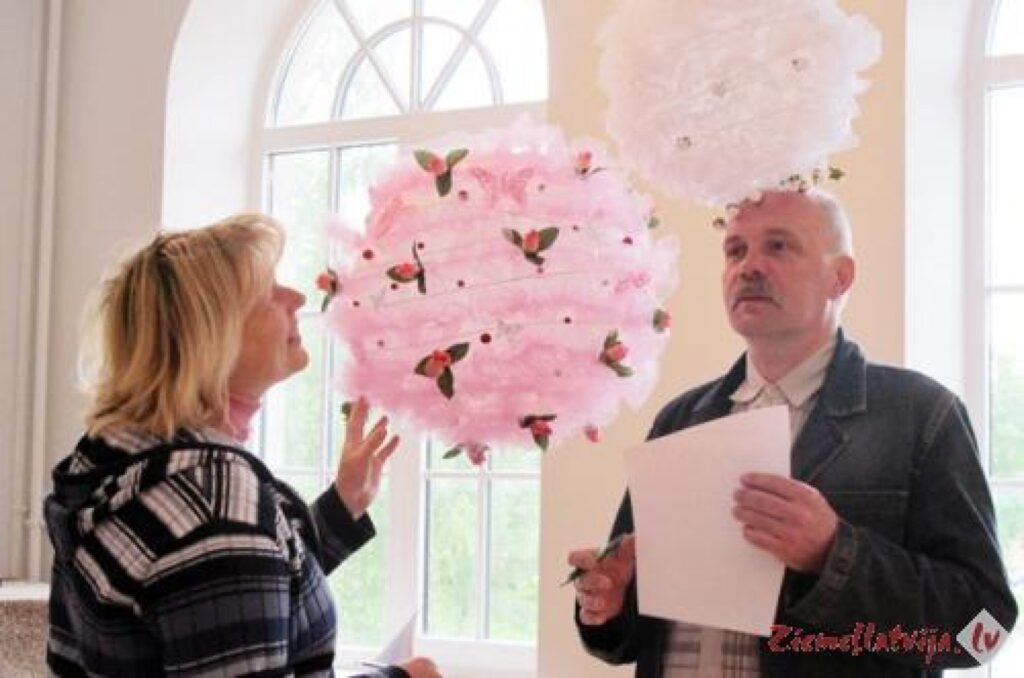 Smiltenes mākslas skolas direktors Haralds Balodis un skolotāja Vineta Balode iepazīstas ar diplomdarbiem.
Autors: Aldis Dubļāns