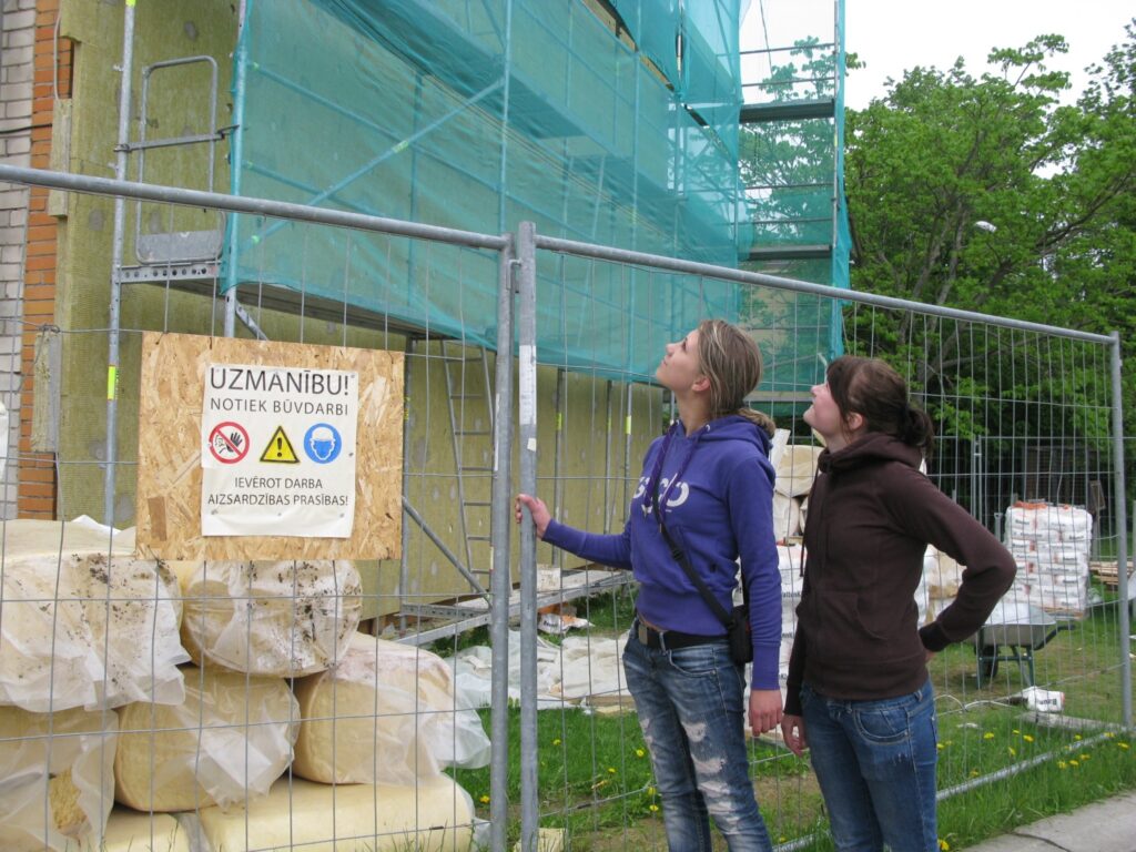 Smiltenes ģimnāzistes Ieva Stauvere (no kreisās) un Linda Vērdiņa vēl nezina, kādā krāsā pēc siltināšanas būs viņu skolas jaunais korpuss. Galvenais, lai būtu siltāk, saka meitenes. 
Autors: Sandra Pētersone