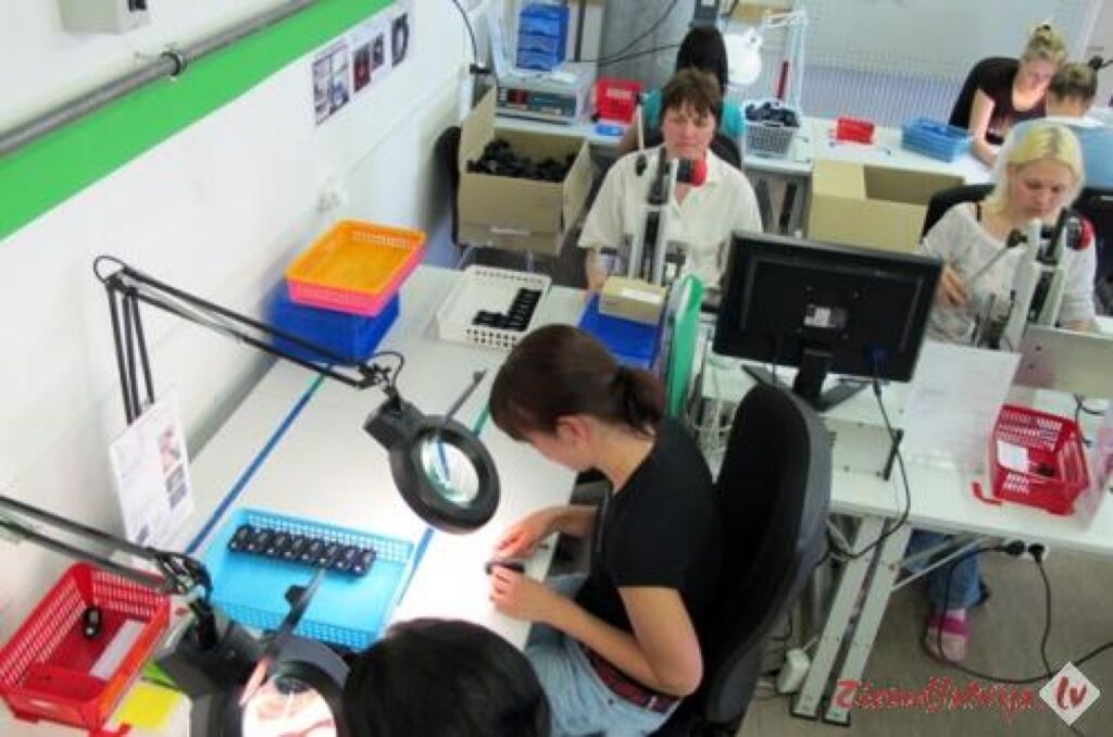 Ja pirms trijiem gadiem katru detaļu pārbaudīja tikai vizuāli, tad pašlaik visu kontrolē elektroniski. Cilvēciskā faktora ietekme ir mazināta līdz minimumam. 
Autors: Aldis Dubļāns