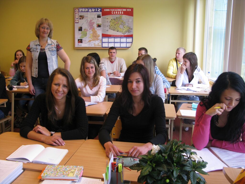  Smiltenes ģimnāzijas 12. klases abituriente Evija Jaškova (pirmā no kreisās), salīdzinot ar citiem klasesbiedriem, jau var uzelpot, domājot par studijām. Viņa izraudzīta par Latvijas Universitātes Fonda stipendiāti.
Autors: Sandra Pētersone