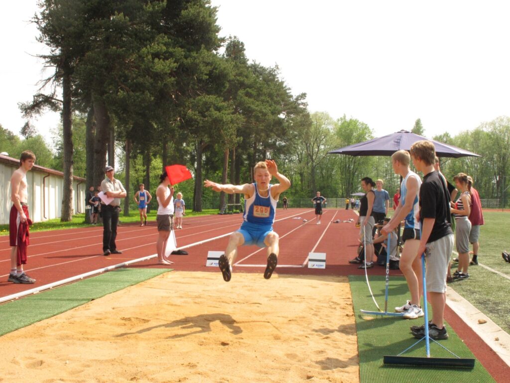 Bilskēnietis Klāvs Karlsons savā vecuma grupā ir pārliecinošs līderis augstlēkšanā, bet šoreiz izmēģināja spēkus arī tāllēkšanā.
Autors: Aldis Dubļāns