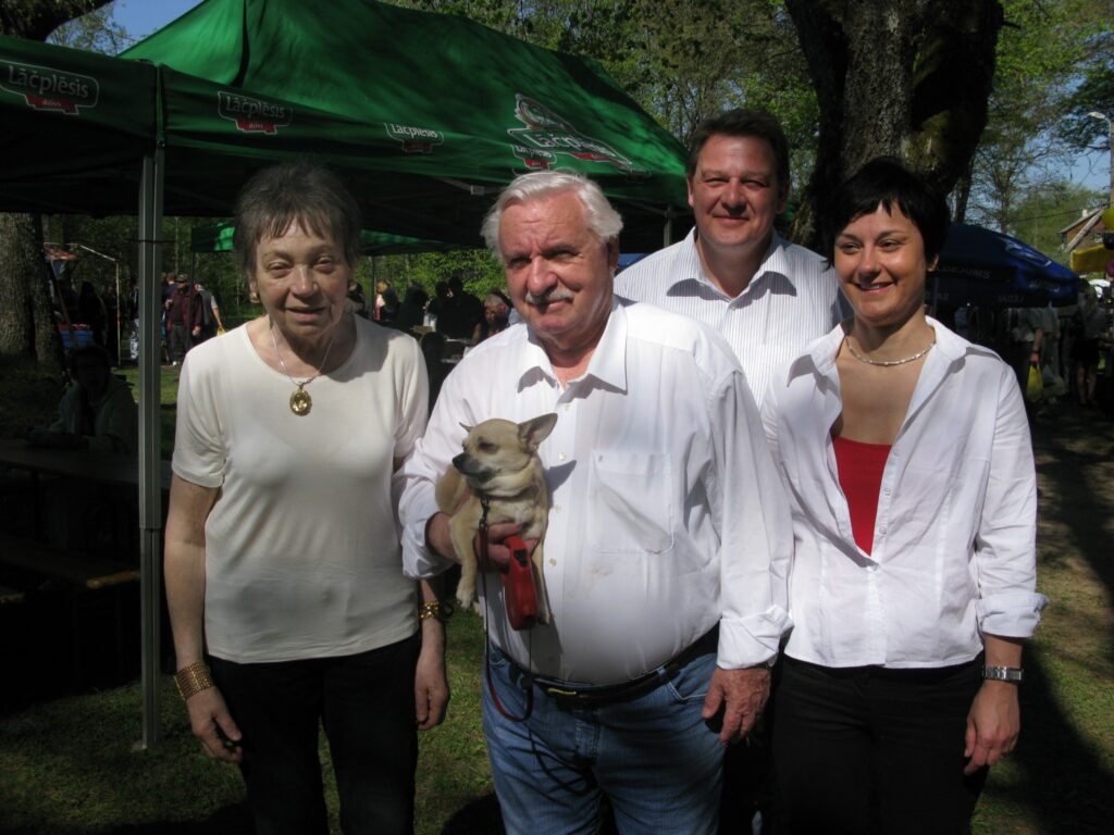  Palīdzības sūtītāji Rita un Gerhards Minhi un viņu dēls Tomass arī paši aizvadītajā nedēļā ieradās Strenčos un ar interesi skatījās Plostnieku svētkus. Delegācijā bija arī pansionāta vadītāja Diāna Rihtere (no labās). 
Autors: Sandra Pētersone