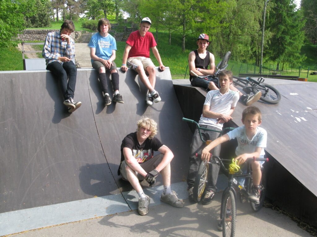 Bariņš pusaudžu šonedēļ Smiltenes skeitparkā izmainīja vienu konstrukciju, lai pašiem būtu drošāk. Viņi arī uzaicināja uz sarunu skeitparka īpašnieces, novada domes pārstāvi.
Autors: Sandra Pētersone