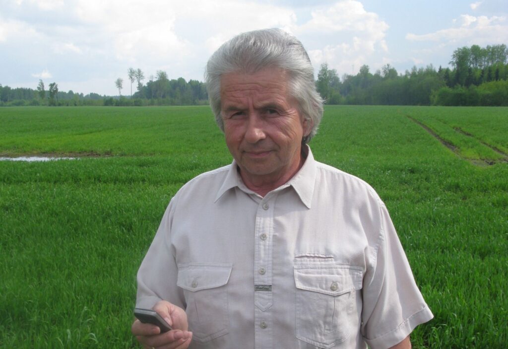 Varinietis Jānis Krasņickis pagaidām nav atkāpies no sava lēmuma, - šogad pielikt punktu 25 gadus ilgajai vietējā lauksaimniecības uzņēmuma vadīšanai. Taču par zemi viņam sirds sāpēs tāpat. 
Autors: Sandra Pētersone