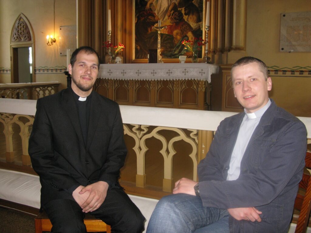  Smiltenes un Palsmanes luterāņu draudzē atkal mainās mācītāji. Personisku iemeslu dēļ abas draudzes pamet Jānis Cepurītis (no labās). Viņa vietā kalpos Zigmārs Ziemanis.
Autors: Sandra Pētersone