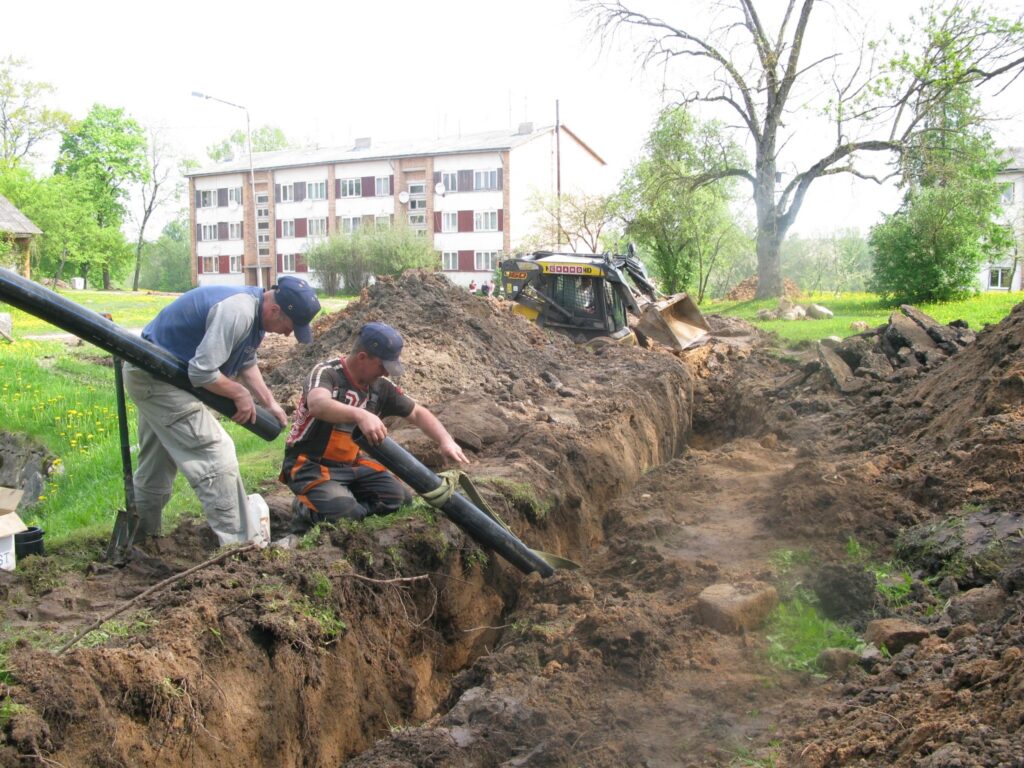  Konkursā uzvarējusī firma “RD Būvnieks” pēc Smiltenes novada domes pasūtījuma Variņos rekonstruē ūdensvadu. Caurules jau ieguldītas aptuveni 600 metru garā posmā. 
Autors: Sandra Pētersone