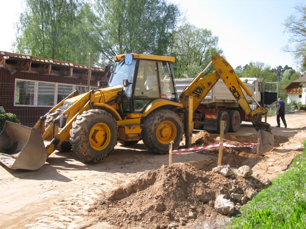  Smiltenes bērnudārza “Pīlādzītis” ēkas rekonstrukcija  Mētras ielā vēl tikai sāksies. Firma “Komunikācijas RVH” aizvadītajā nedēļā izbūvēja un rekonstruēja ārējos ūdensapgādes, kanalizācijas un lietusūdeņu tīklus.
Autors: Sandra Pētersone
