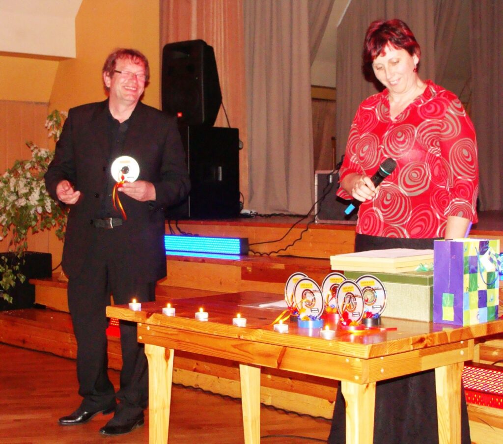 Vijciema pagasta pārvaldes vadītāja Mārīte Kalniņa (no labās) un dziedātājs Viktors Tilčiks apsveic sportistus.
Autors: no personīgā arhīva