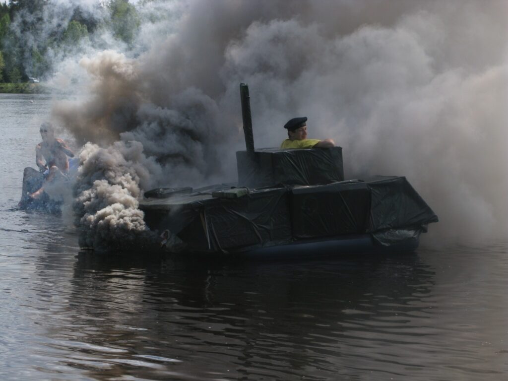 Strenčos notikušie 13. Gaujas Plostnieku svētki vēsturē paliks ar pirmo netradicionālo peldlīdzekļu parādi. “Zemūdenes” novērošanas tornī sēd strencēnietis Mārtiņš Ķelpis. Par dūmu mutuli skatītāji bija vairāk uztraukušies, nekā “zemūdens ekipāža”. 
Autors: Sandra Pētersone