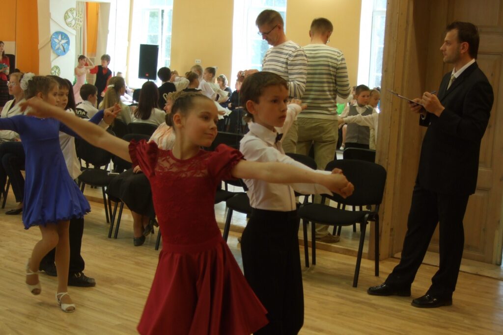 Sporta deju sacensībās Cēsīs sīvā konkurencē savā grupā uzvarēja  dejotāji no Smiltenes Elīza Bunga un Artūrs Hļebņikovs.
Autors: no personīgā arhīva