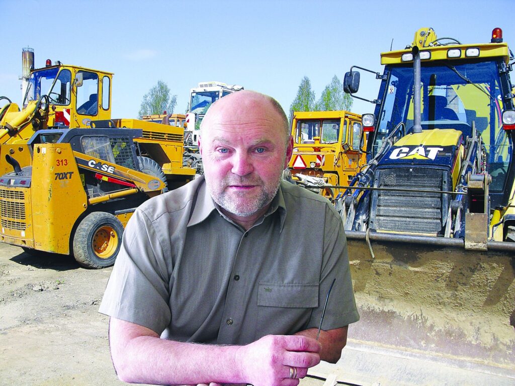 “Pieņemot piedāvājumu, domāju par to, ka šajā uzņēmumā ir darba vietas daudziem smilteniešiem un to visu nedrīkst aizlaist postā,” atzīst uzņēmuma “8CBR” jaunais valdes priekšsēdētājs Andris Lacbergs. 
Autors: Sarmīte Ozola