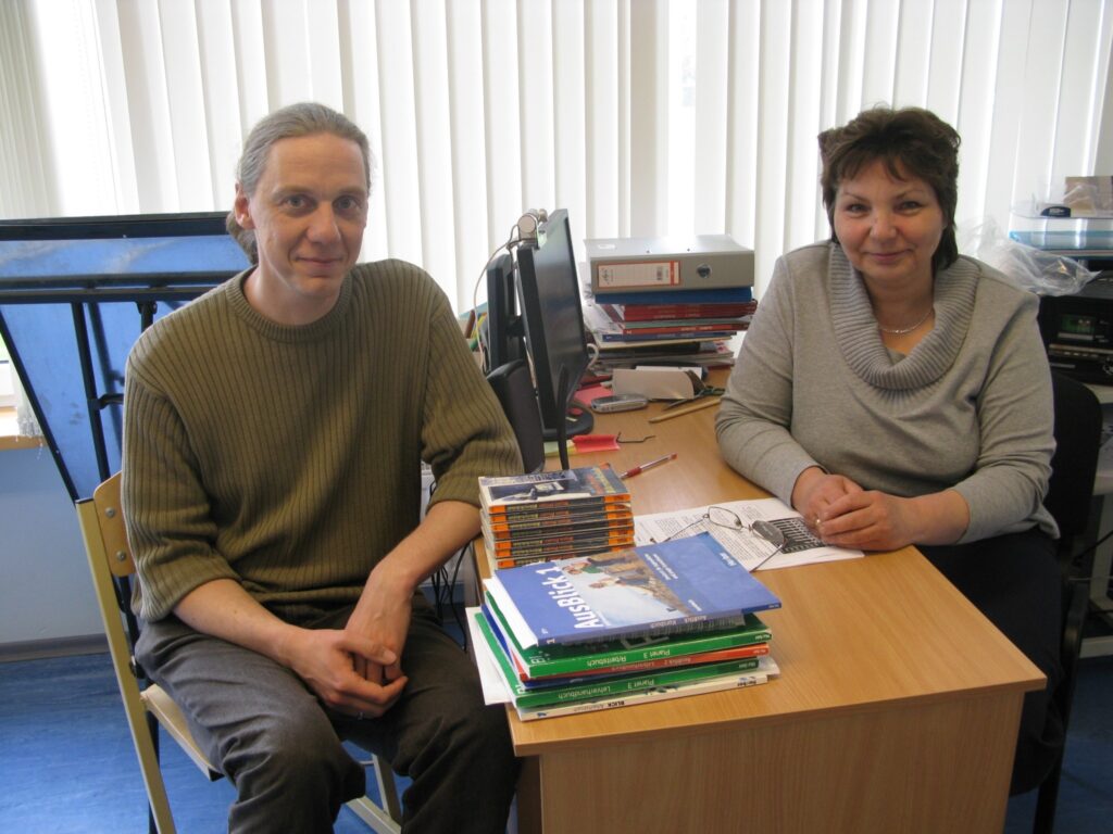 Vācietis Jens Grabovskis palīdz Smiltenes ģimnāzijas skolotājai Janīnai Ķergalvei (attēlā)   sagatavot skolēnus vācu valodas diploma eksāmenam.
Autors: Sandra Pētersone