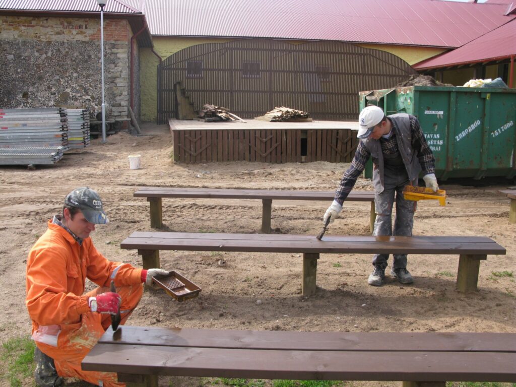 Mārupes novada firmas “Selva Būve” strādnieki Jānis Bierands (no kreisās) un Andris Bierands vēl pielabo sīkumus Palsmanes estrādē. Darbus pabeigs šonedēļ. 
Autors: Sandra Pētersone