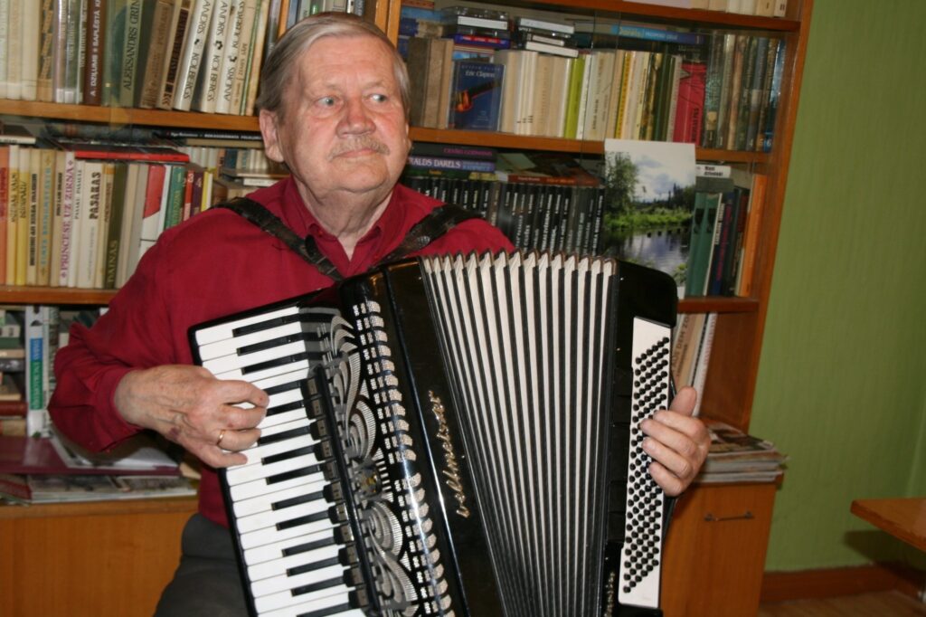 Daumants Ķīkulis stāsta, ka dziesmu melodijas viņam tikmēr skan  ausīs, kamēr tiek uzliktas uz papīra un nospēlētas. 
Autors: Aivars Zilbers