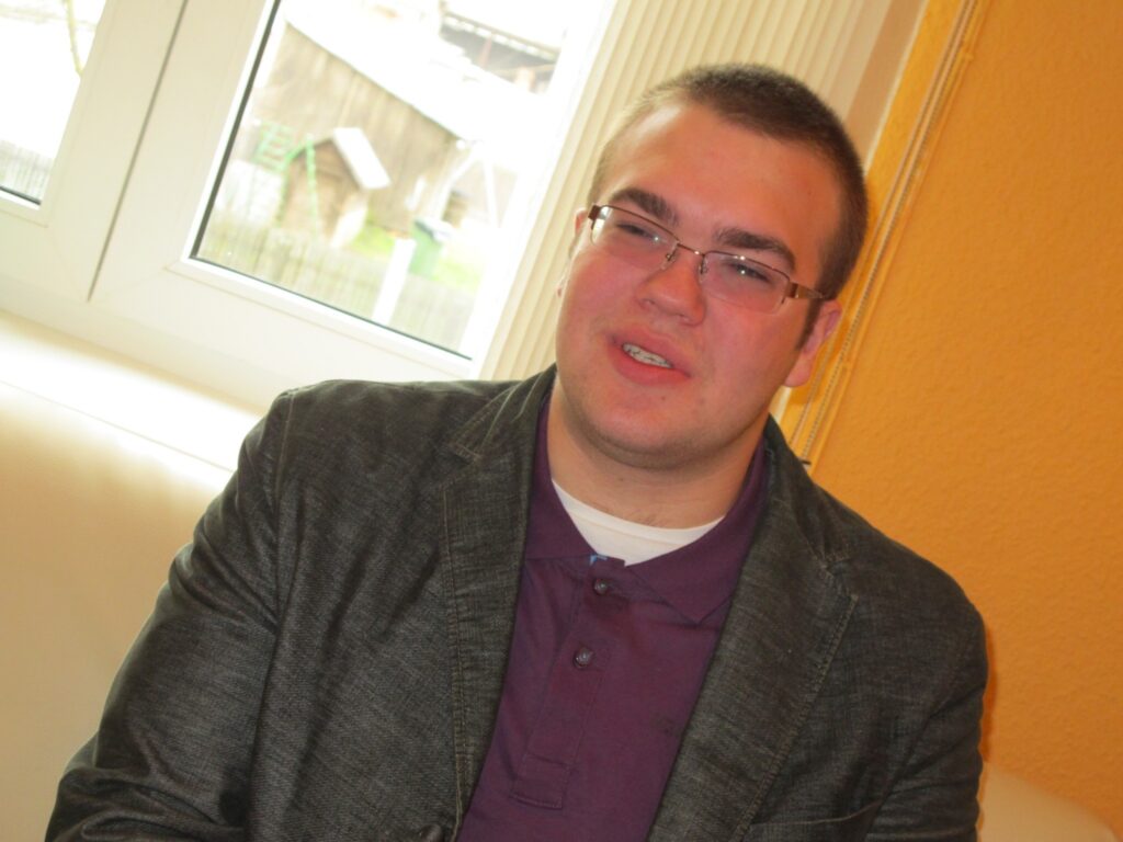 Valkas ģimnāzistam Ventam Paulam Krauklim patīk būt informētam, tāpēc viņš regulāri skatās ārzemju ziņu kanālus. 
Autors: Aldis Dubļāns