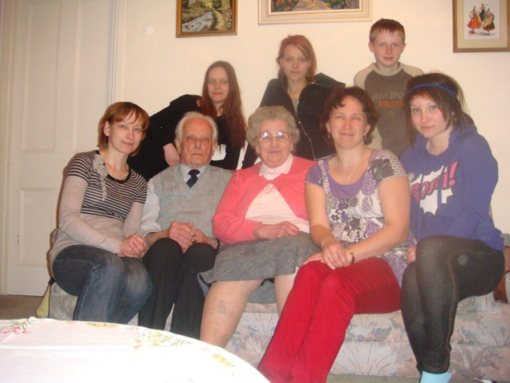 Skolēniem un viņu skolotājām Velgai Mālkalnei un Ingai Savickai trīs dienas sava nama durvis Londonā viesmīlīgi atvēra Smiltenes ģimnāzijas 1942. gada absolvents Jānis Sīmanis ar dzīsvebiedri Maigu.
Autors: No personīgā arhīva