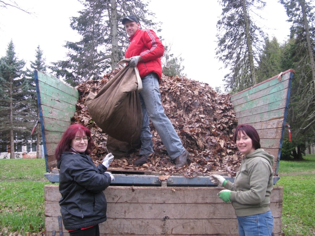 Smiltenes pagasta iedzīvotāji Gunta Jegorova (no kreisās), Oskars Grambergs un Velga Ivanova vakar izveda lapas no parka Kalnamuižā.  Ko viņiem darīt rudenī, kad beigsies 100 latu stipendija, atbildes nav. 
Autors: Sandra Pētersone