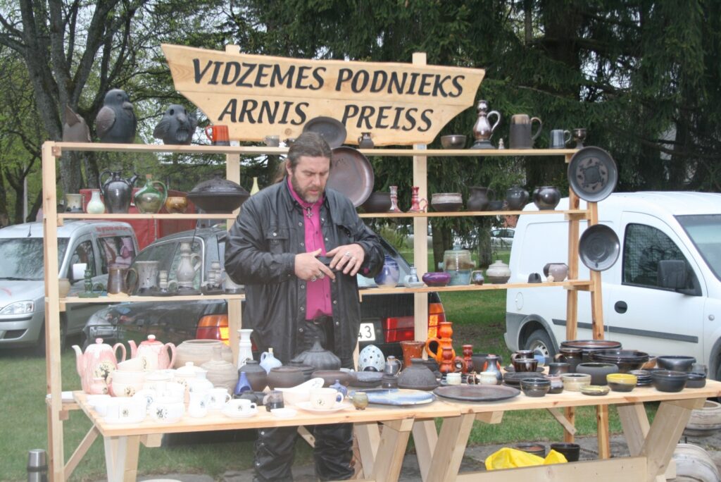 Sestdien VIII labdarības robežtirgū Valkā visvairāk dalību pieteikuši amatnieki.
Autors: Inga Karpova