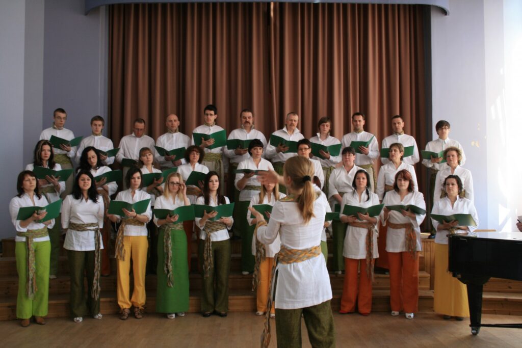 Strenču kultūras nama jauktais koris “Rītu puse” (diriģente Laura Iesava) no Valmieras un Valkas apriņķu koru skates pārradies ar I pakāpes diplomu un augsto piekto vietu. 
Autors: No personīgā arhīva