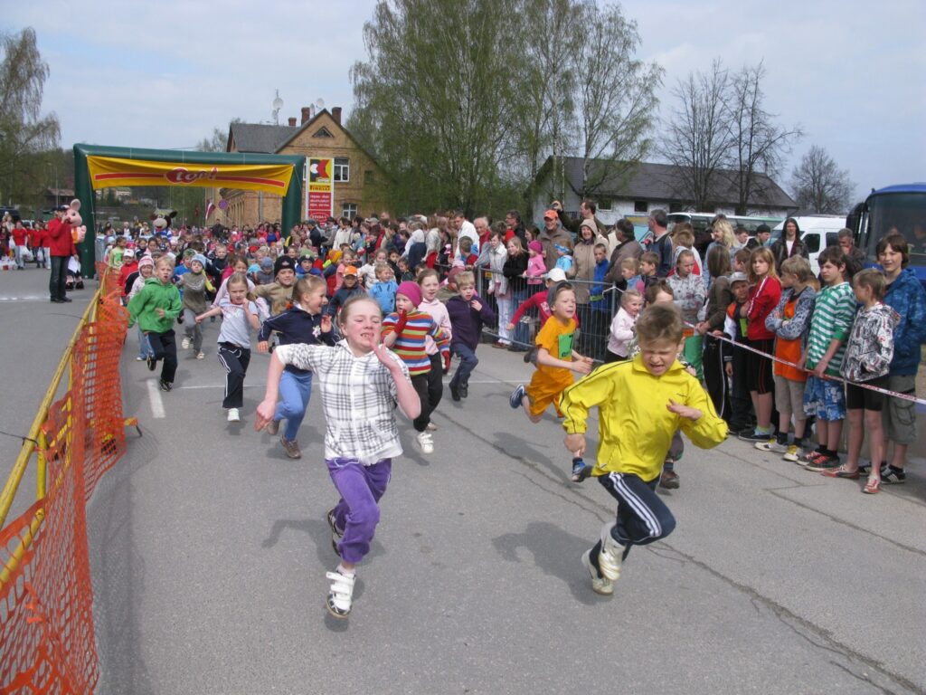 odien Smiltenē notiek jau 12. “top!” ielu stafetes. Vieni no pirmajiem distancē devās sešus un septiņus gadus vecie sportisti. 
Autors: Sandra Pētersone