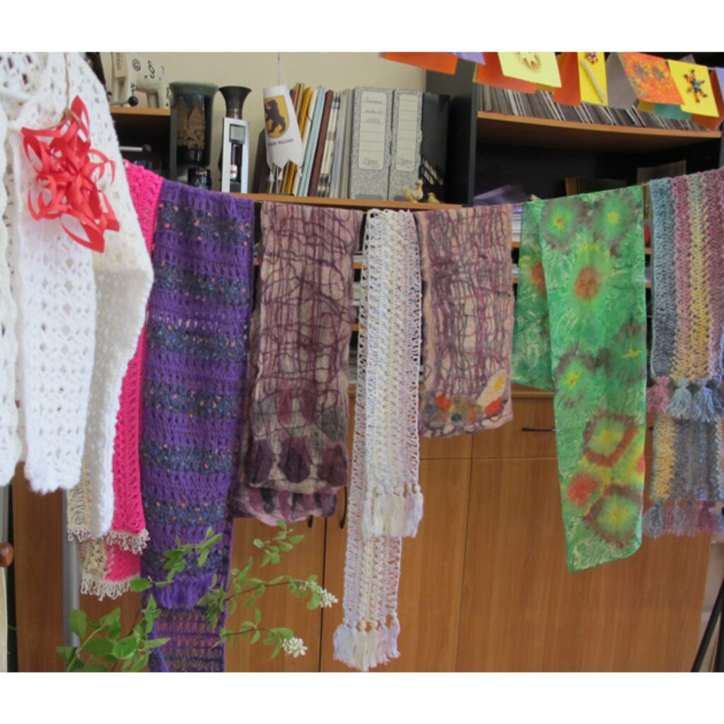 Biedrības “Latvijas – Igaunijas institūts” telpās atklāja izstādi “Pašu gatavotās dāvaniņas mīļākajiem cilvēkiem pasaulē”.
Apgleznoti zīda lakati, pērlīšu virtenes, paštaisīti albumi, iesietas grāmatas, izgreznotas cepures, skaistas...
Autors: Aldis Dubļāns