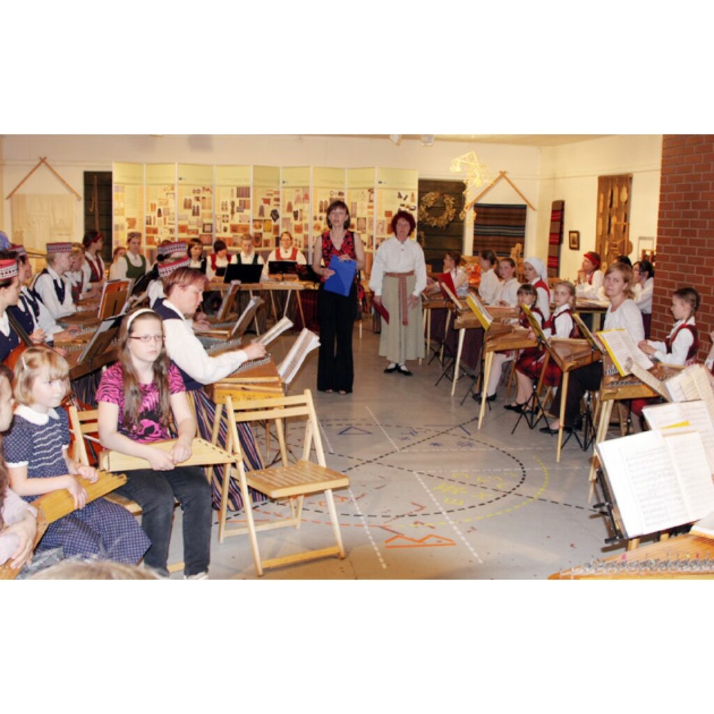 Muzeju nakts Valkā. Par to bija neparasti liela skatītāju interese. Kulminācija visam - visu Vidzemes un Valgas apriņķa koklētāju uzstāšanās.
Autors: Aldis Dubļāns