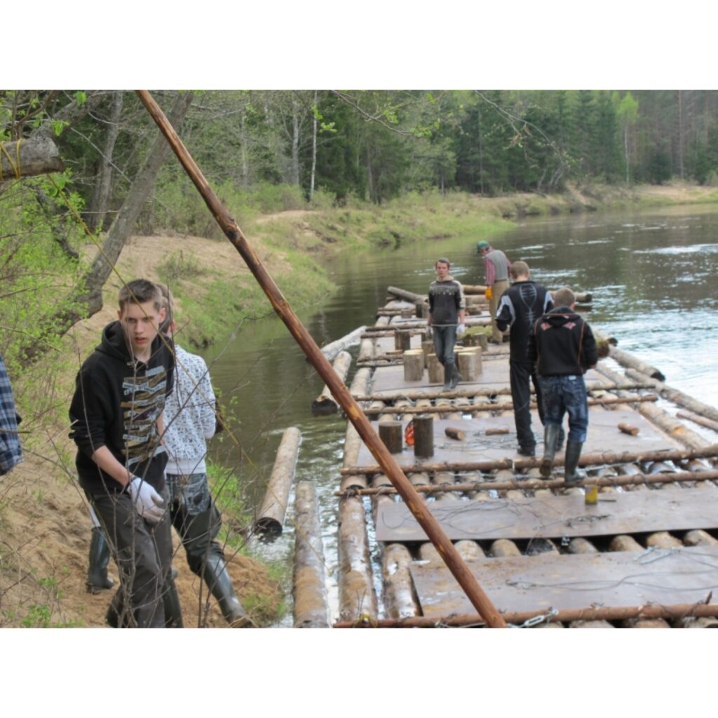 Šodien jau no pulksten 7.00 uz autoceļa Valka – Smiltene pie Spicu tilta jau 13. reizi Gaujas plostnieki sien plostu. Šopavasar plosts sastāvēs no desmit plenēm. Plosta siešanā piedalījās ne vien vecie “buki”, bet arī Strenču vidusskolas...
Autors: Inga Karpova
