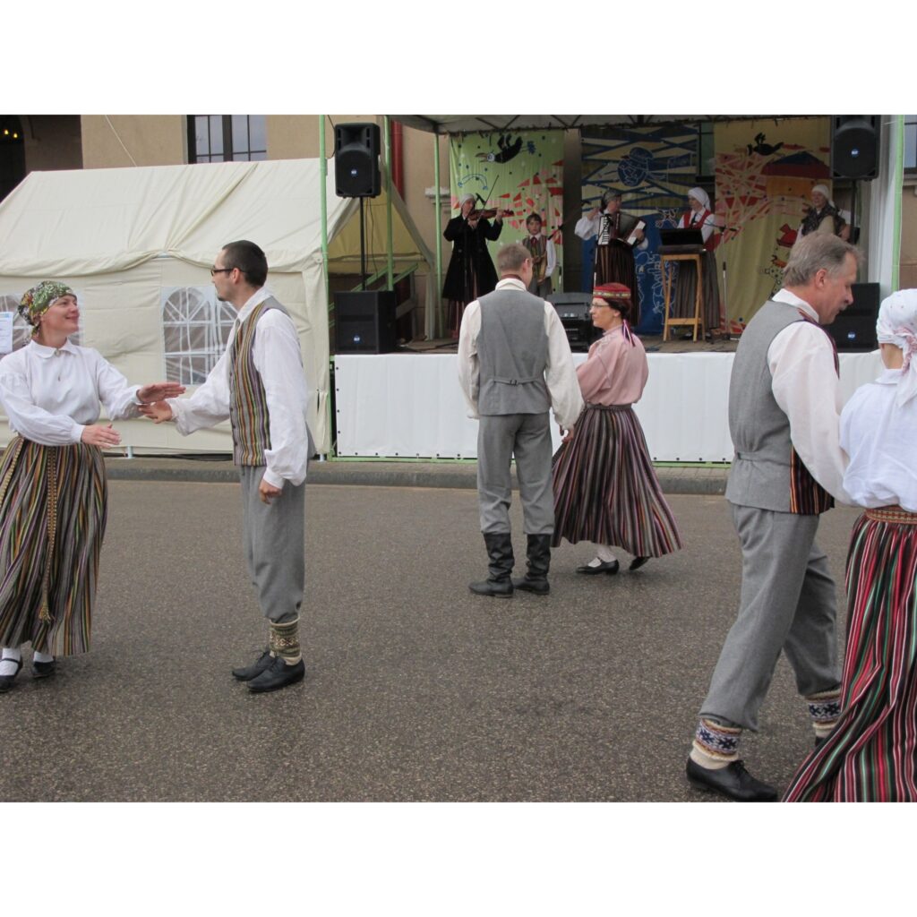 Sestdien Valkā, Lugažu laukums jau no paša rīta atgādināja darbīgu skudru pūzni, jo te notika jau pēc kārtas 8. Lielais robežtirgus.

 Ikviens te varēja iegādāties, ko vien sirds kāroja – dažādus stādus, apģērbu, gaļas izstrādājumus,...
Autors: Inga Karpova