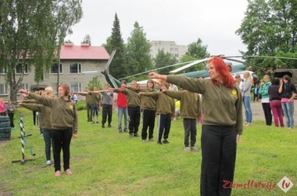 Vakar Valkas muzejā Valgas jaunsargi demonstrēja sinhroni izpildītu vingrojumu kompleksu. 
Autors: Inga Karpova