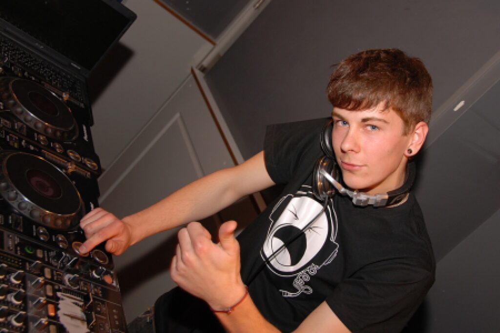 Kristaps Elstiņš jeb Dj TNN no Variņiem sevi godam apliecinājis jauno dīdžeju konkursā “Foam Kingdom Jaunā zvaigzne”, kur iekļuva labāko piecniekā. Lielā cīņa par galveno balvu paredzēta šo sestdien Talsos, uz kurieni viņš aicina arī ikvienu savu atbalstītāju. 
Autors: No personīgā arhīva