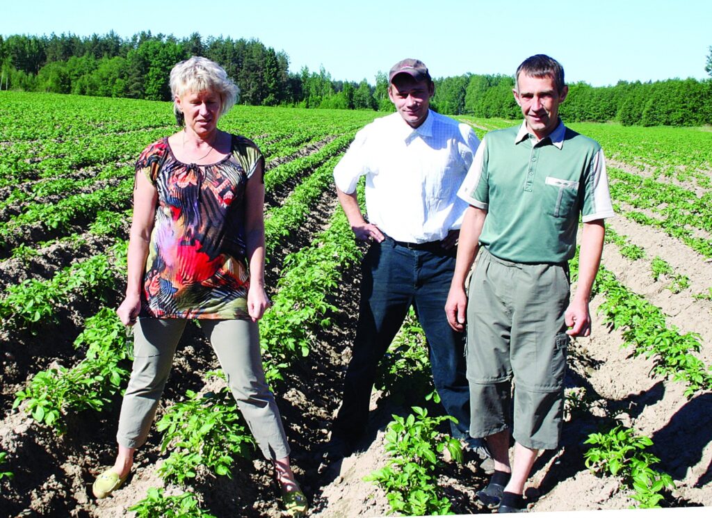 Gadās, ka Ināra Pakalna ikdienas steigā tiešā darba darītājiem Jānim Prauliņam un Kasparam Siņicinam pasaka kaut ko aplamu.  Inārai ir prieks, ka viņi pārjautā un, protams, puišiem taisnība.
Autors: Aldis Dubļāns