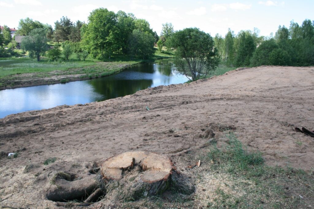  Šonedēļ netālu no valcēniešu iecienītās atpūtas vietas Pedeles upes krastā notiek privātmājas būvlaukuam ierīkošanas darbi. 
Autors: Aldis Dubļāns