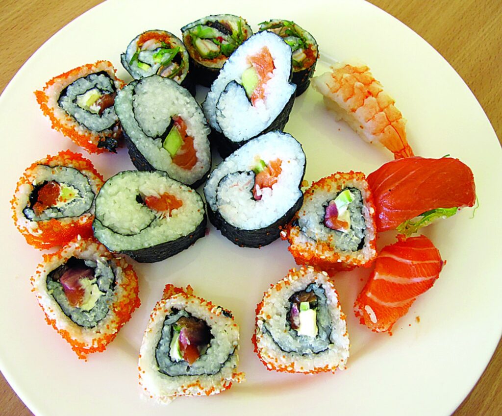 Kad pagatavoti tradicionālie maki suši, tad var ķerties arī pie mums neierastākiem nigiri – rīsu lodītēm, kas pārklātas ar kādu svaigu jūras gardumu.
Autors: Aldis Dubļāns