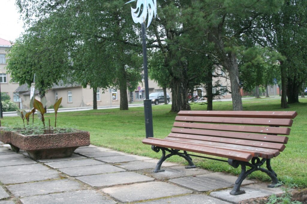 Šonedēļ Valkas Lugažu laukumā uzstādīti vairāki acij tīkami soliņi. Tādi būs arī pie Stendera ielas dīķa.
Autors: Inga Karpova