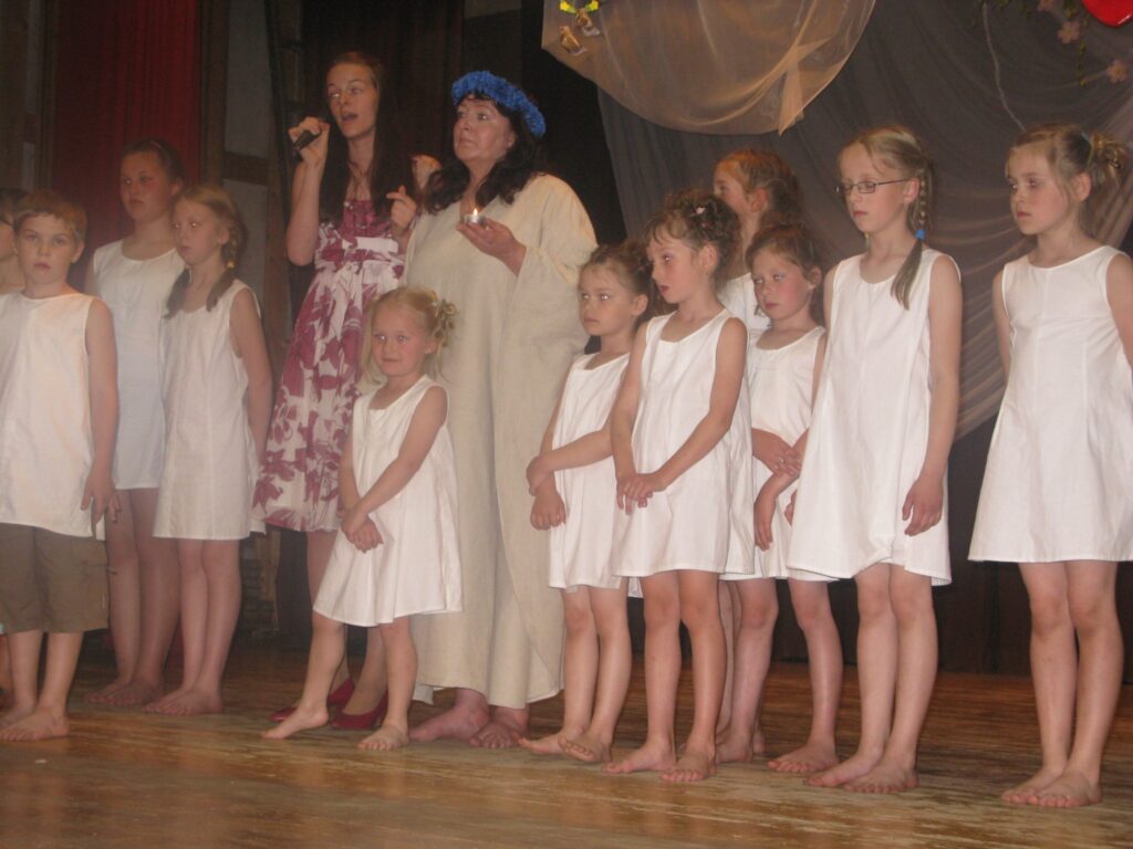 Ideja par atbalstu LNT maratonam “Labestības diena” radās Variņu tautas nama vadītājai Lolitai Balodei. Koncertā dziedāja arī viņas meita Inga Zostiņa. 
Autors: Sandra Pētersone