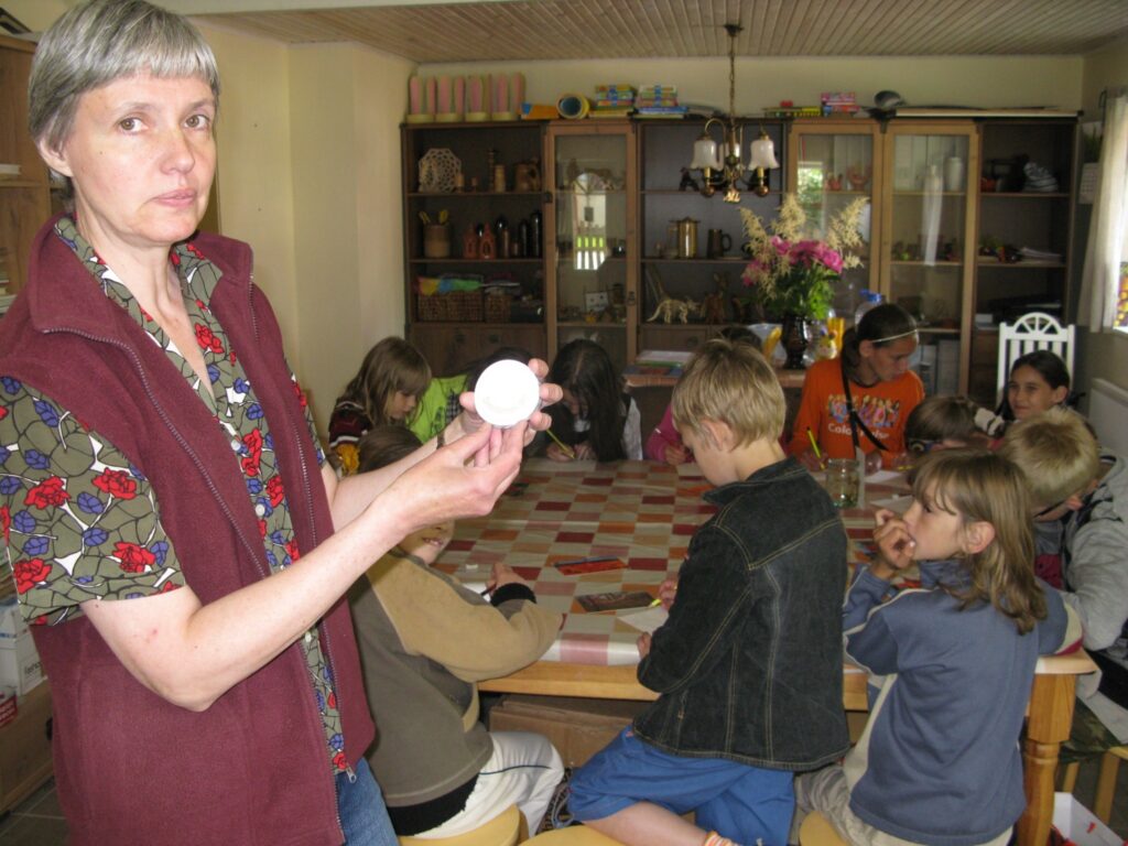 Bērnu centra “Ligzdiņa” vadītāja Natālija Gailīte un viņas audzēkņi Smiltenei 90 gados veltīs pašu gatavotas nozīmītes. Jau tapuši pirmie šabloni.
Autors: Sandra Pētersone