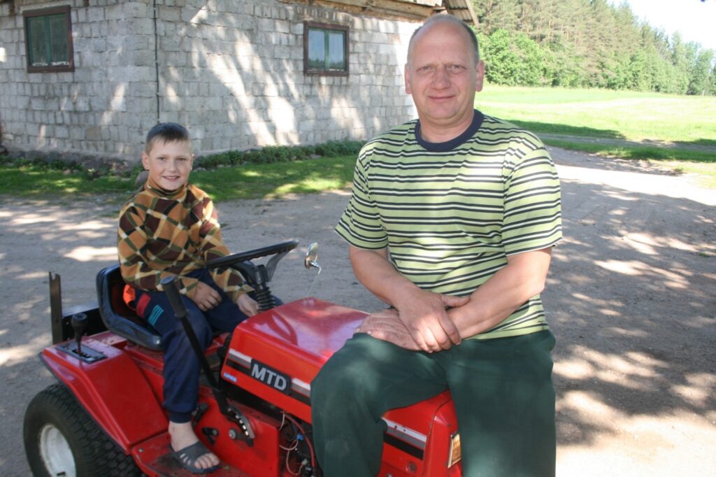 Dainis Pēterēns jaunākajam dēlam Arvim jau uzticējis vadīt pašam savu traktoru un domā, ka dēls būs iesākto darbu turpinātājs. 
Autors: Aivars Zilbers