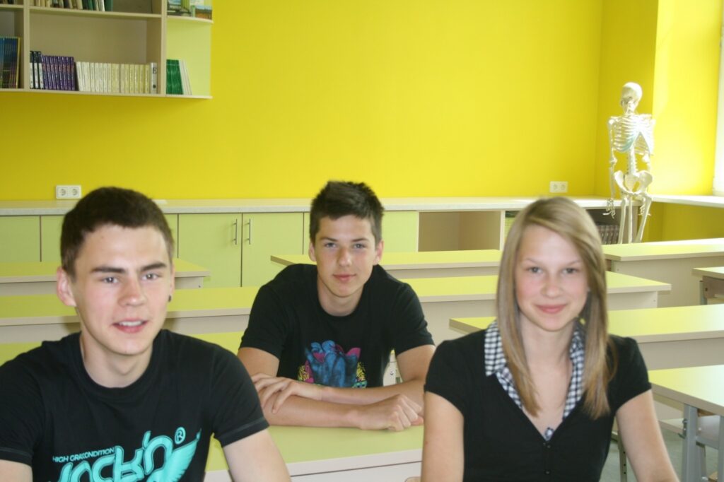 Skolēni Emīls Pauders (no kreisās), Krišs Ozoliņš un Madara Zīle atzīst, ka pāris uzdevumu bijis grūti atrisināt. 
Autors: Aivars Zilbers