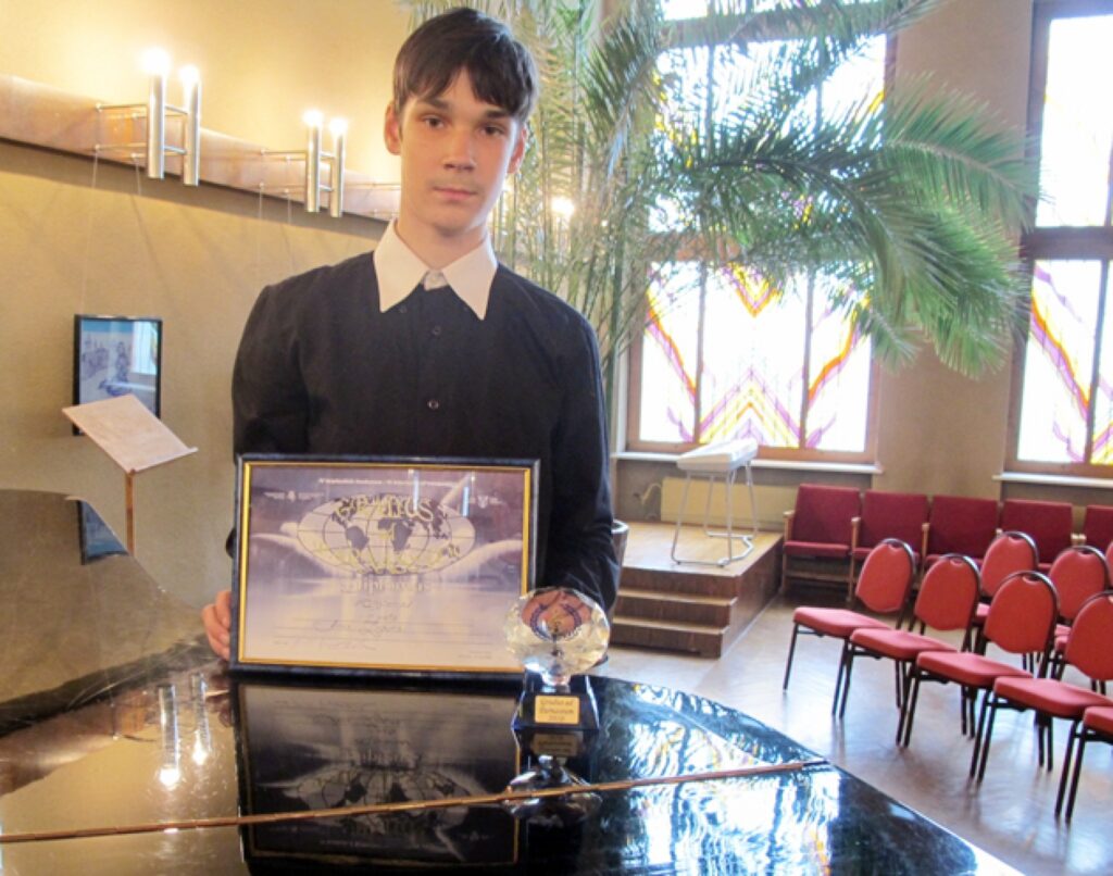 J. Cimzes Valkas mūzikas skolas audzēknis Ainis Žīgurs ir ticis pie sava pašlaik lielākā panākuma – 3. vietas vērienīgā starptautiskā konkursā.
Autors: Aldis Dubļāns