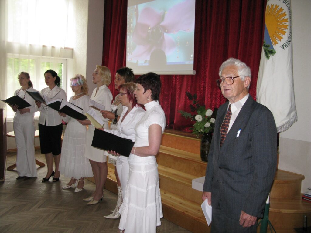 Smiltenes Latviešu biedrības jubileju atklāja, visiem klātesošajiem, arī biedrības vadītājam Evaldam Apīnim kopā ar Smiltenes pagasta sieviešu vokālo ansambli dziedot komponista Jāņa Norviļa dziesmu “Svēts mantojums”. 
Autors: Sandra Pētersone