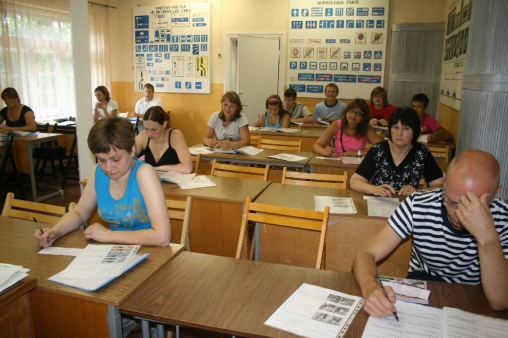 Viena no pēdējām bezdarbnieku grupām autoskolā kārto eksāmenu. Pavisam drīz valsts vairs neapmaksās vieglo automašīnu vadītāju apmācību.
Autors: Aivars Zilbers