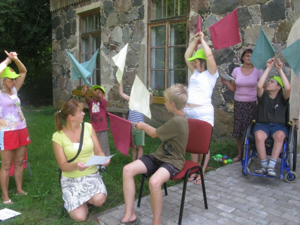 Kamēr vieni nometnes dalībnieki sien jūrnieku mezglus, citiem skolotājas māca Morzes ābeci, kā sazināties ar karodziņiem.
Autors: Sandra Pētersone